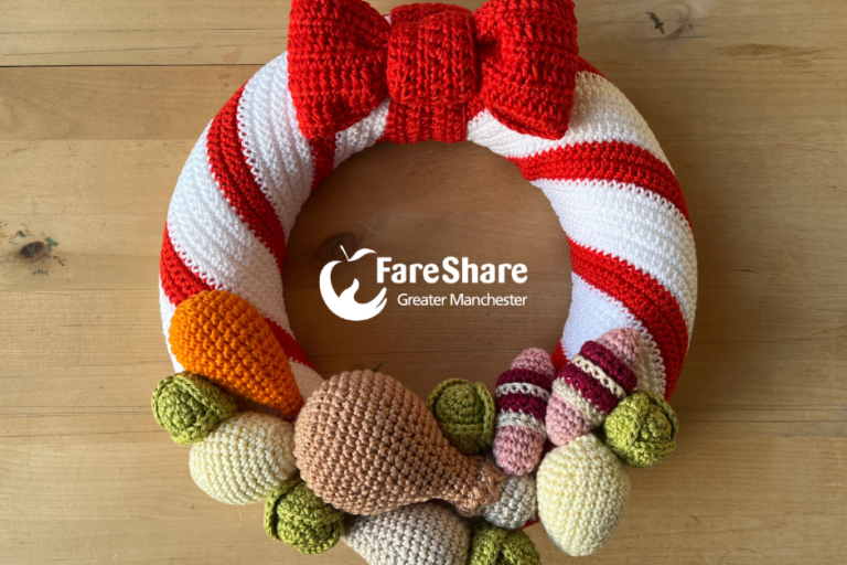 crocheted Christmas wreath featuring a crocheted Christmas dinner